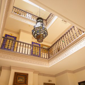 Nuestra recepción es el corazón latente de la hospitalidad en nuestro hotel. Aquí, nuestro cálido equipo te recibirá con una sonrisa sincera y una amabilidad que te hará sentir como en familia desde el primer momento.