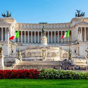 Lugar secreto en Roma 👉🏻 Templo de Adriano 🏛️✨ . En pleno