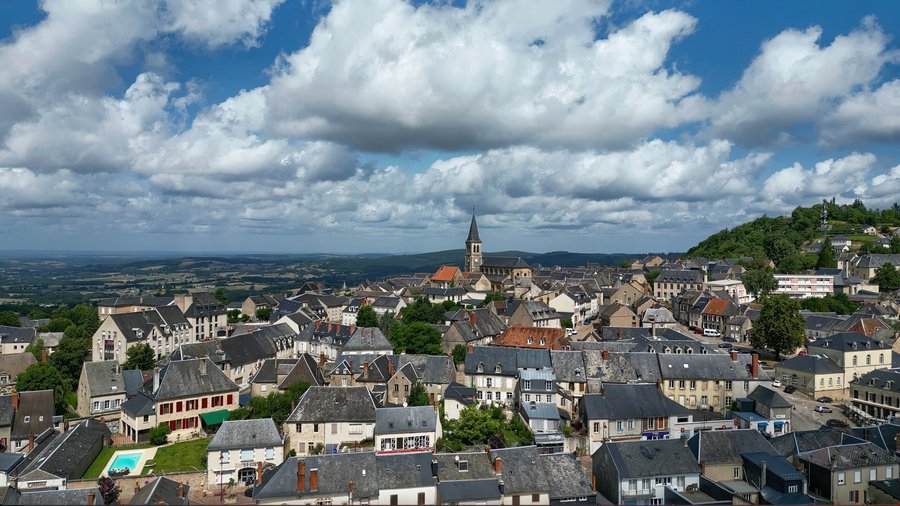 Château Chinon met de kerk