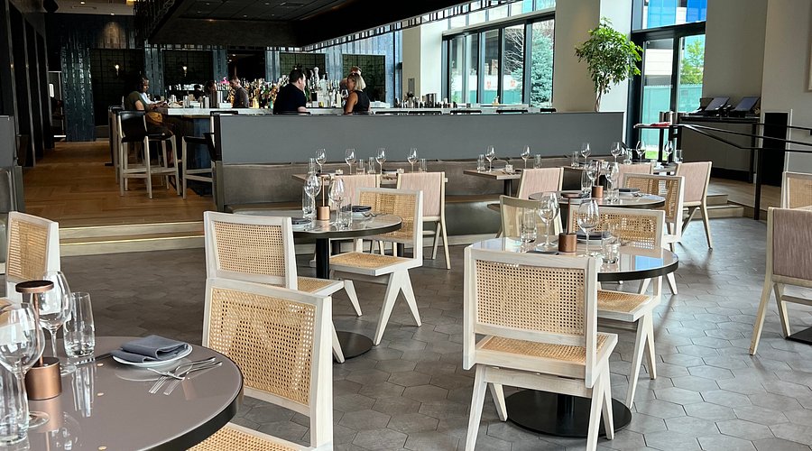 Blu on the Hudson: Where Culinary Art Meets Riverside Luxury Ambiance and Atmosphere