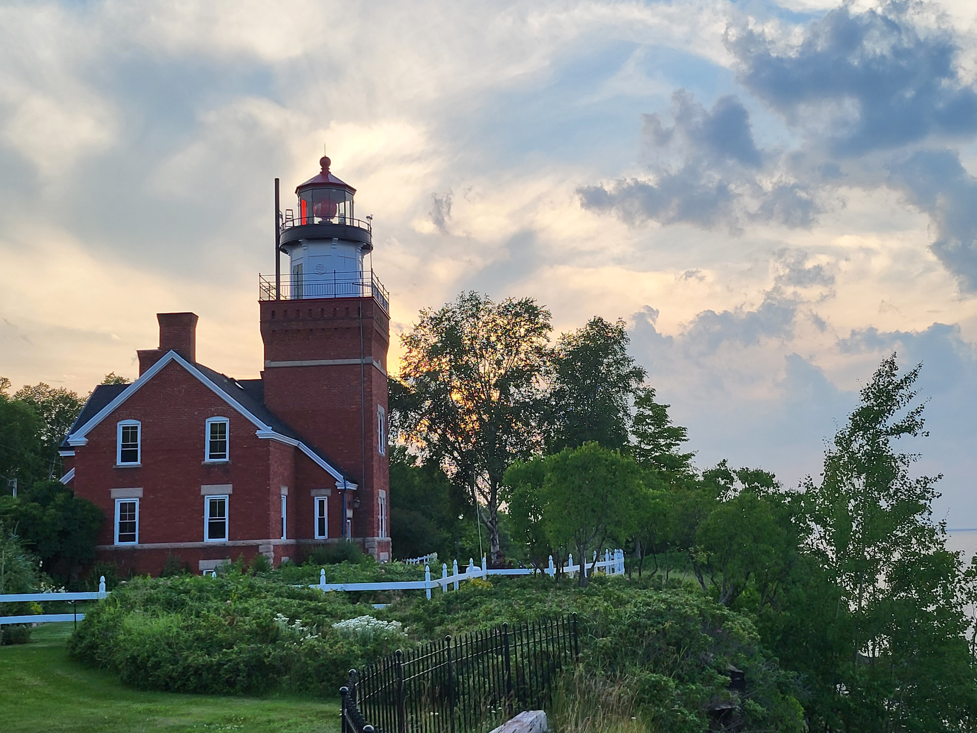 BIG BAY POINT LIGHTHOUSE BED AND BREAKFAST - Updated 2023 Prices & B&B ...