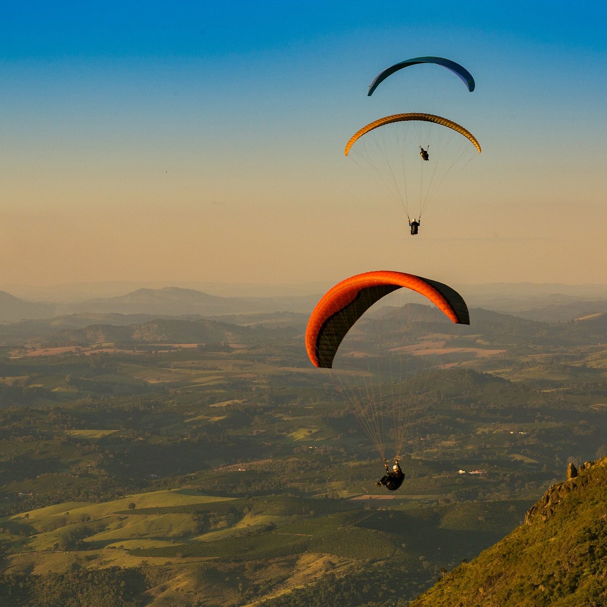 Top fly. Олюдениз Параглайдинг. Paragliders 1.16.5. Олюдениз Paragliding Wallpapers. Paraglider on the ground Evening.