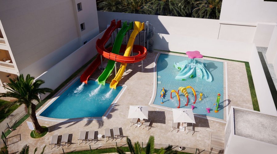 Piscine avec toboggan 