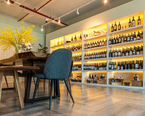 Бар саба. Винный бутик Forte Wine. Интерьер винного бутика. Интерьер винного магазина. Интерьер алкогольного магазина