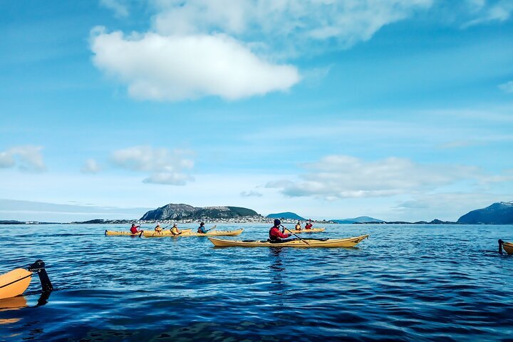 2024 オーレスンの海カヤック、提供元：Uteguiden Adventure Hub In Ålesund | ノルウェー ...