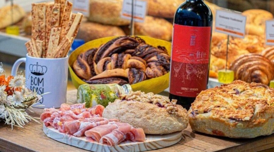 Todo dia temos uma vitrine recheada com sabores diferentes dos nossos quitutes.