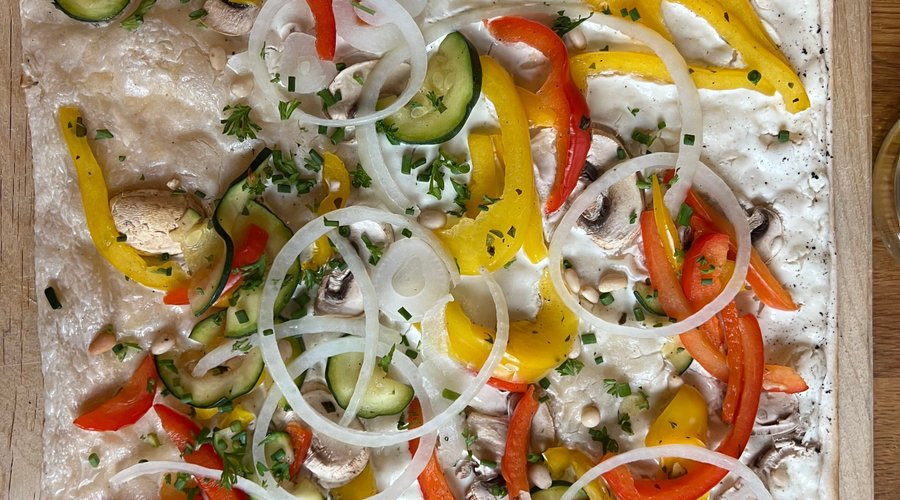 Flammkuchen 
Quer durch den Garten. Vegetarisch Lecker!