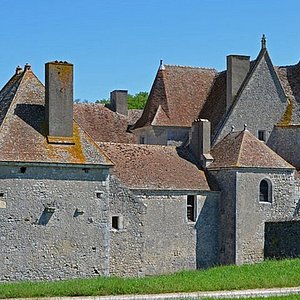 Ferme du château de Saint-Fargeau en Bourgogne (Officiel)