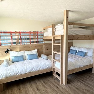 Family Room: Queen-over-Queen Bunk Bed with Twin Daybed