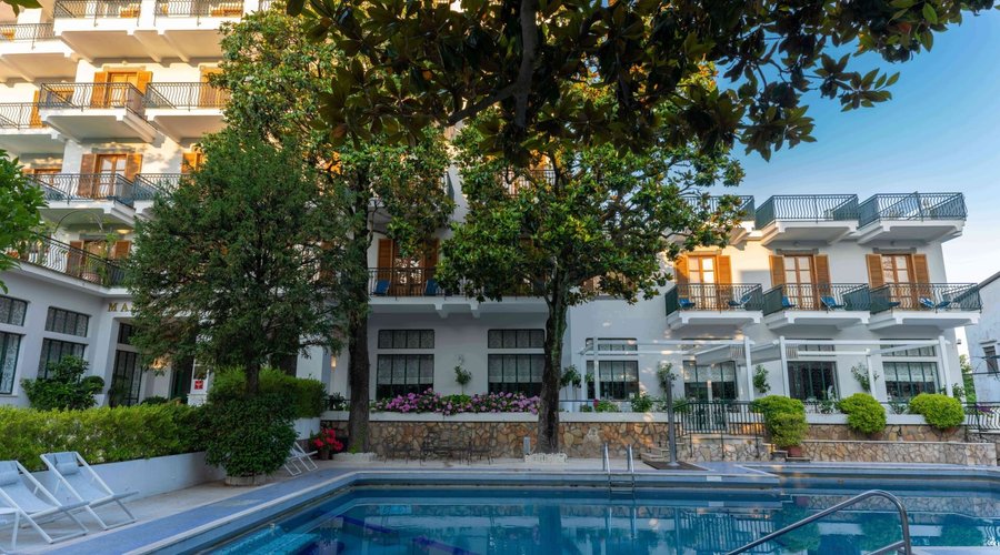 Piscina ed ingresso principale dell'Hotel.
