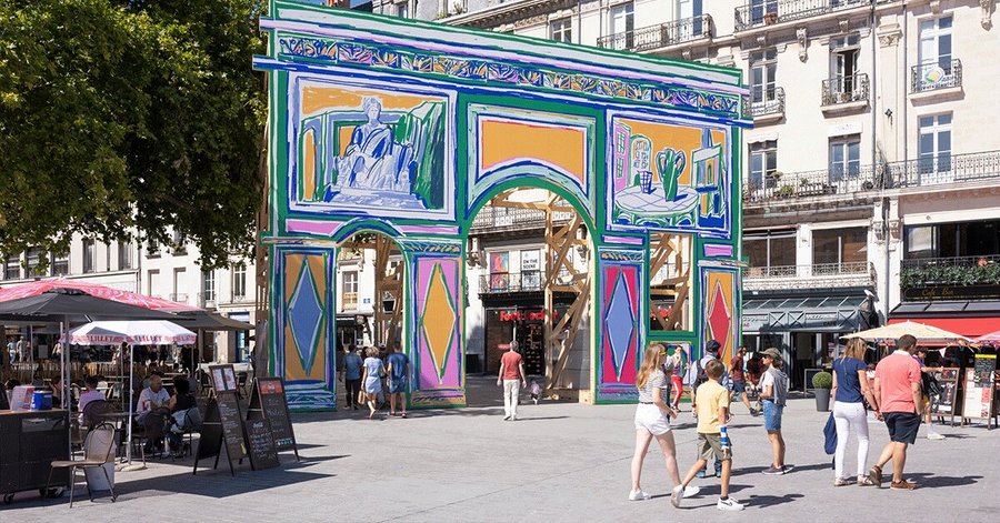 Façades chromatiques, Une invitation aux voyages imaginaires, Alexandre Benjamin Navet, Place du Commerce, Le Voyage à Nantes 2022 © Martin Argyroglo _ LVAN