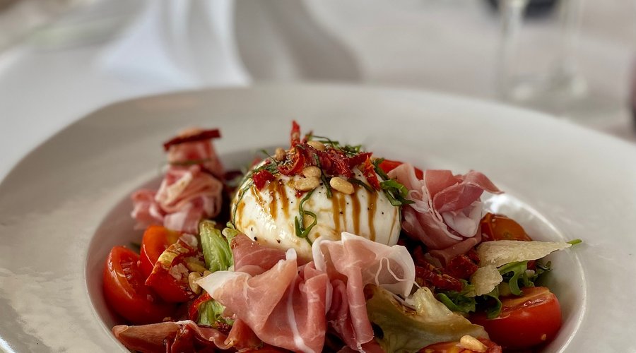 La fraîcheur des nos salades italiennes. Burrata, tomates cerises, coppa San Daniele, pignons de pain, basilic, pain sarde