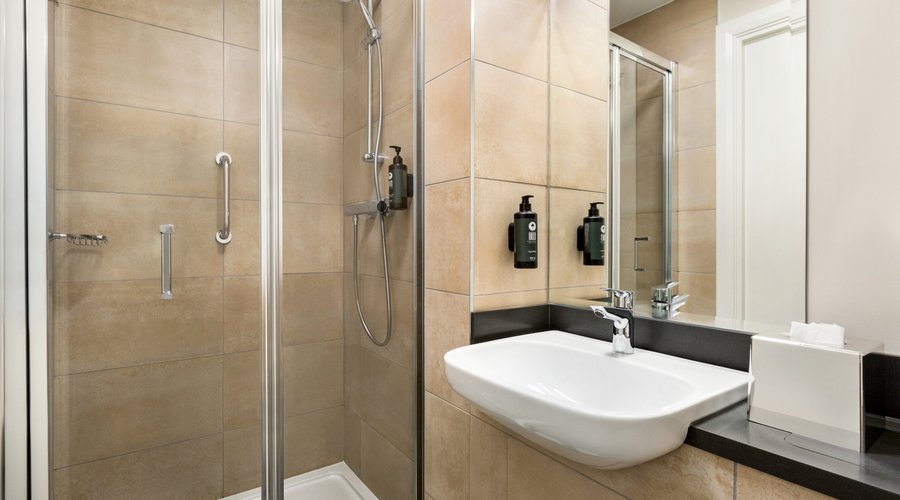Super 8 Chester - Standard Bathroom - Express Room Shower 
