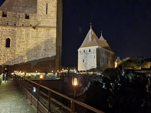Boîte de nuit à Carcassonne : deux files d'attente, deux ambiances