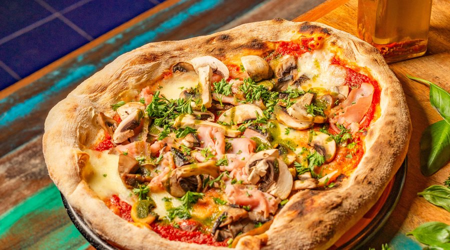 PIZZA LA TRUFFE crème de truffe, ricotta, champignons, jambon blanc italien, parmesan € 18