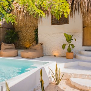 Suite with private pool. Up to 4 people. 