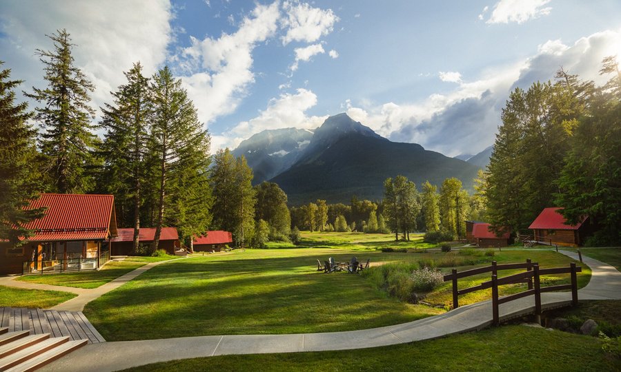 Tweedsmuir Park Lodge is set on 60 acres of private land on the bank of the Atnarko River overlooking Mt Stupendous.