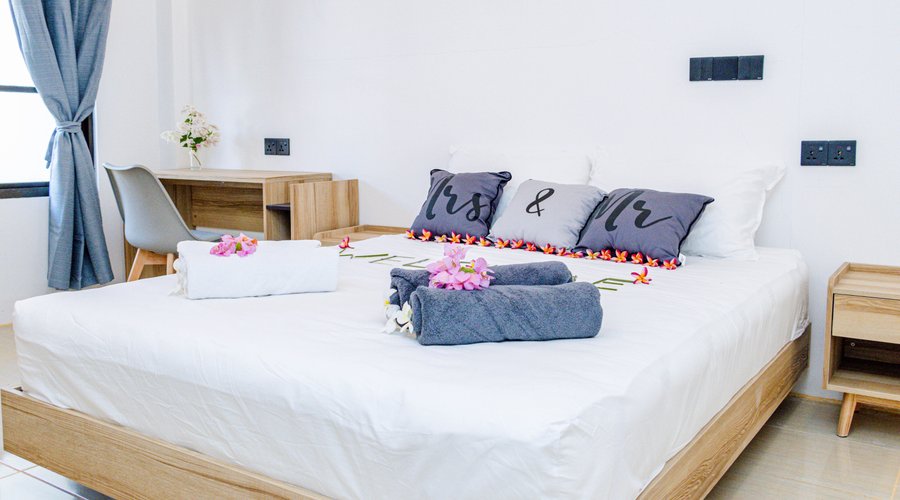 Ahiva Village has 10 rooms with a king-size bed. These are spacious rooms with an area of 23 sq.m. Additionally, we can put a baby crib and/or an extra bed in the room for the 3rd guest.