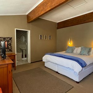 Double Room en-suite, can be converted into a Twin room. Tv with NETFLIX, fridge, fan, heater, extra length beds for comfort and coffee/tea facilities.