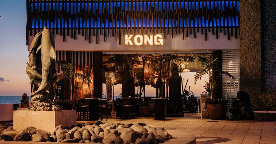 Kong by Monkey Beach, a pie de calle y justo encima del mar