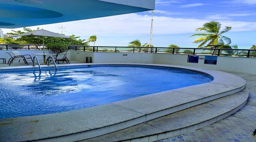 Piscina com vista para praia de Boa Viagem.