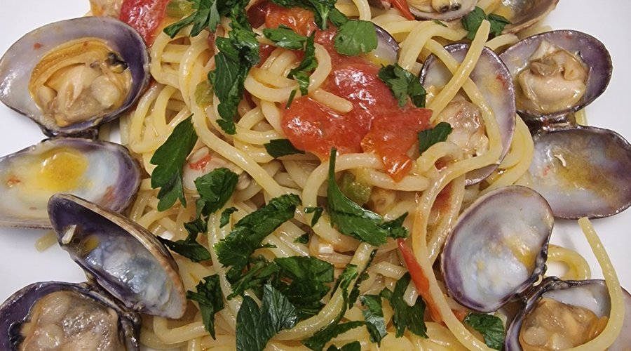 Spaghetti with clams and local tomato 