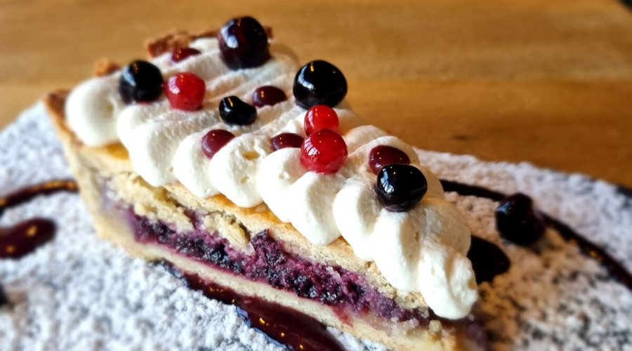 Red fruits pie