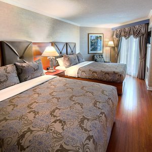 2 Queen Beds with Sofa Bed
