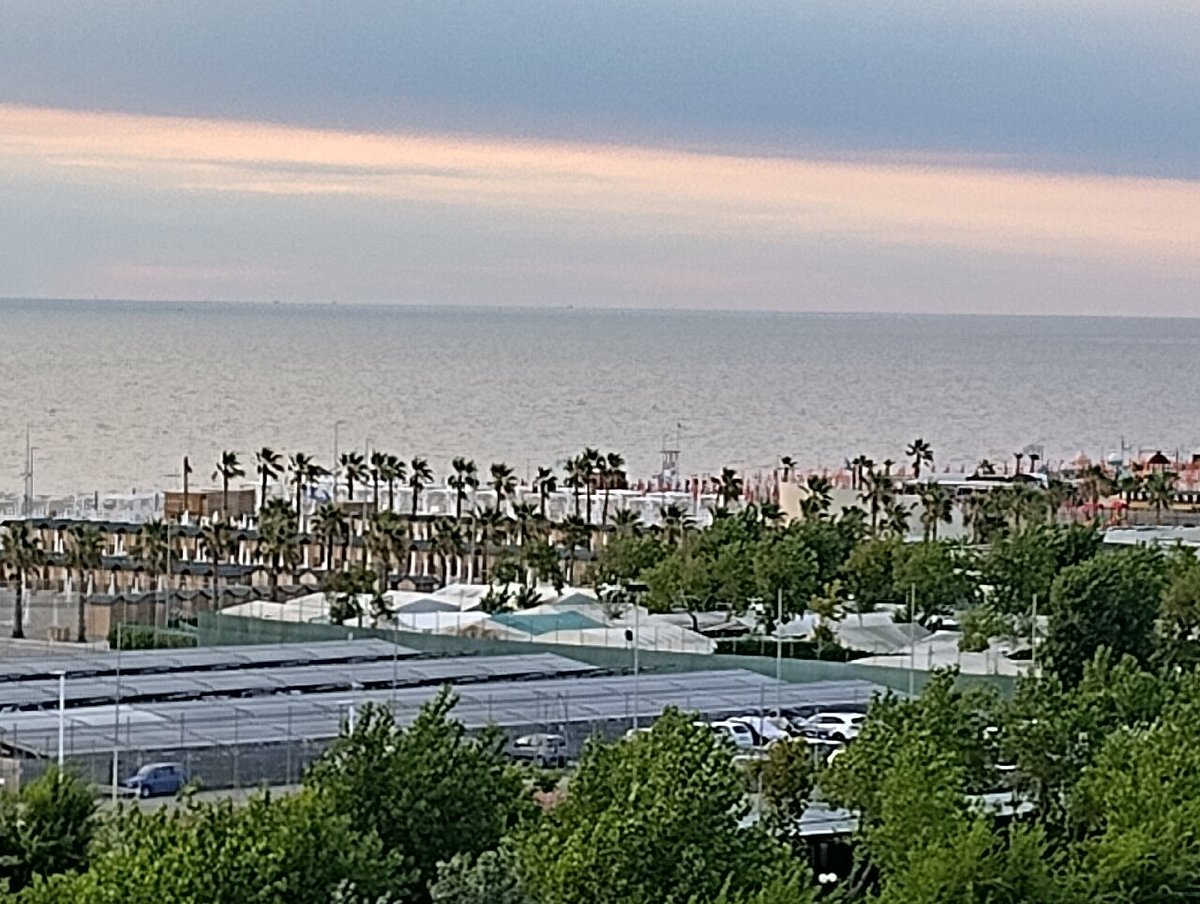 Va al mare per una volta al mattino e scopre che il bagnino subaffitta l' ombrellone stagionale