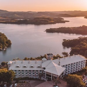 Localizado no Oeste Catarinense, na cidade de Itá-Sc, o Resort Ita Thermas, nasceu de um sonho, esse que com muito trabalho e dedicação tem a missão de levar Experiências de Felicidades aos hóspedes há 18 anos!! Vem desfrutar e viver aqui conosco!!