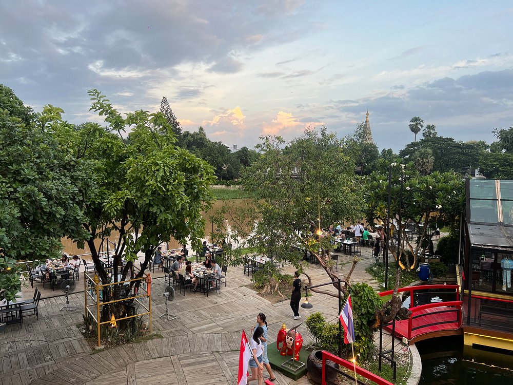 restaurante com vista para o rio Ping em Chiang Mai.