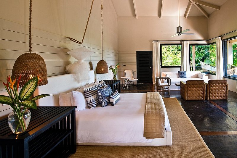 El espacioso y acogedor interior de una suite Signature Canopy en Copal Tree Lodge