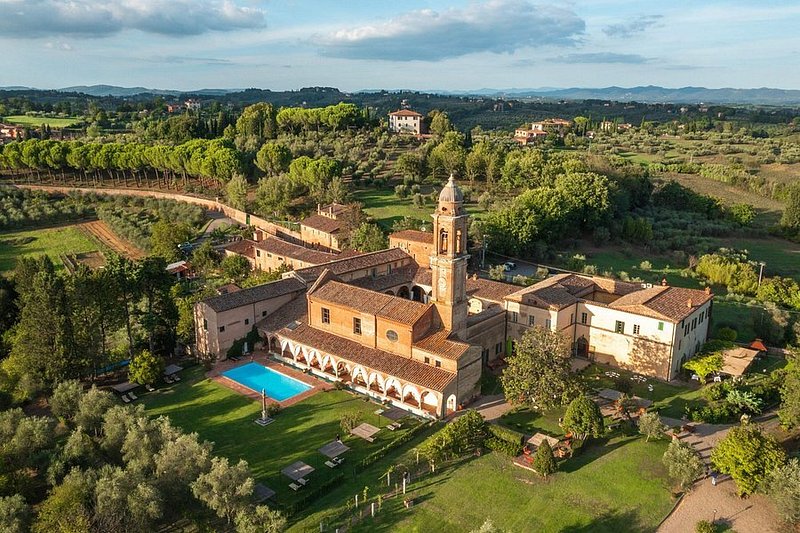 トスカーナの田園地帯にある14世紀の旧修道院を改装した、美しいホテル・チェルトーザ・ディ・マッジャーノの上空写真