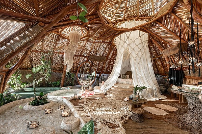 AZULIK Tulum 飯店套房的內部、牆壁和天花板都是以精美的木頭製成