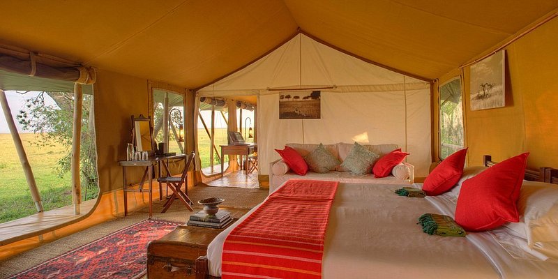 Vista interior de la carpa de luna de miel en Elewana Elephant Pepper Camp, un campamento de safari de lujo en Kenia