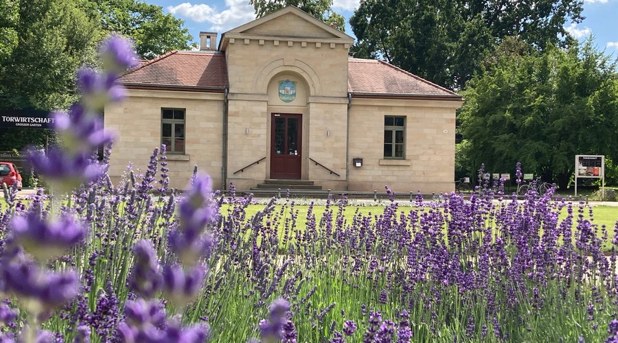 Unsere Torwirtschaft beherbergt ein gemütliches Restaurant und einen großzügigen Biergarten im Grünen. 
