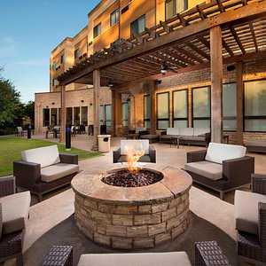 Outdoor Courtyard & Fire Pit