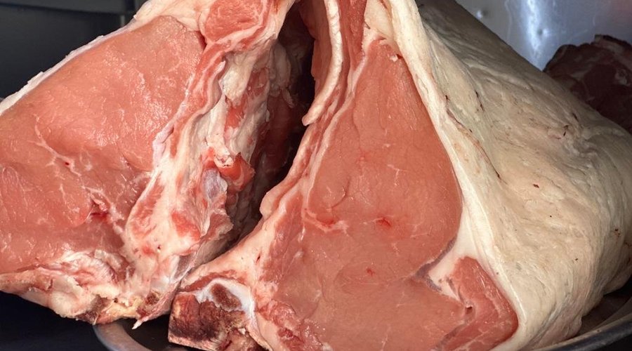 Ternera Lechal de Toledo: Delicada y tierna, esta ternera es conocida por su sabor suave y su carne de calidad superior. Una experiencia culinaria que refleja la rica tradición ganadera de Toledo.