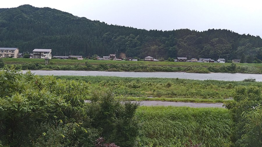 宿の前を流れる荒川。
