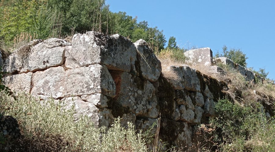 Η βάση από τον αρχαίο ναό του Απόλλωνα πάνω από την πηγή του Κηφισσού