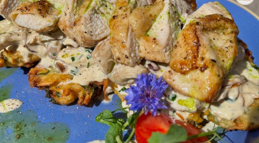 Discover our latest gem from the weekend menu - aromatic chicken with oyster mushrooms in cream sauce, served on potato pancakes!
Our dish is the perfect combination of expressive taste, delicately fried, juicy chicken and creamy consistency of cream 🍗🍄