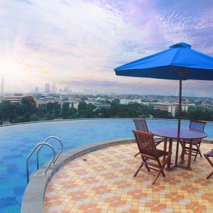 Swimming pool Kyriad Metro Cipulir