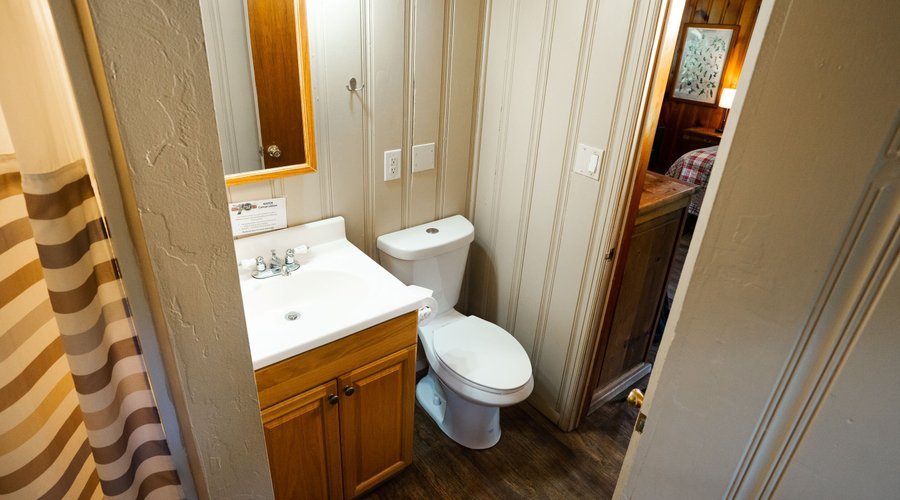 CABIN 1 BATHROOM