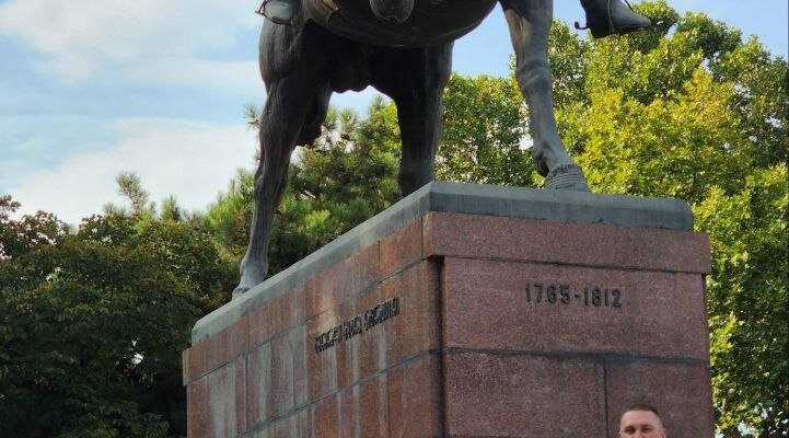 Я только что вернулся из незабываемой поездки в Тбилиси, Грузия, и одним из ярких моментов моего путешествия стало посещение Памятника Петру Багратиону на улице Горгасали. Это было поистине впечатляющее и значимое место.