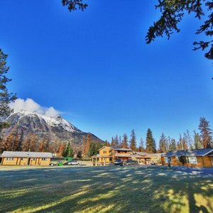 Jasper House Bungalows welcomes you to the natural beauty of the Canadian Rocky Mountains. 