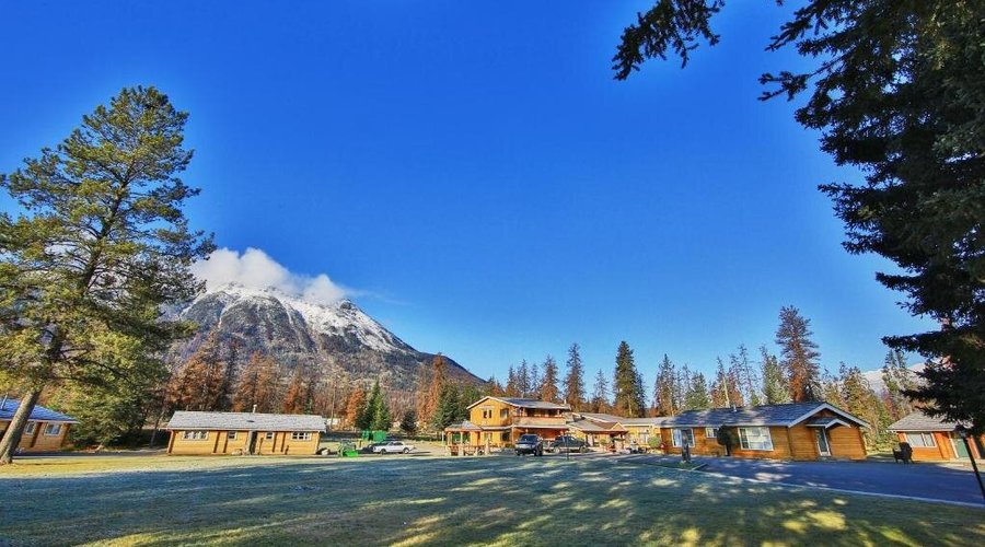 Jasper House Bungalows welcomes you to the natural beauty of the Canadian Rocky Mountains. 