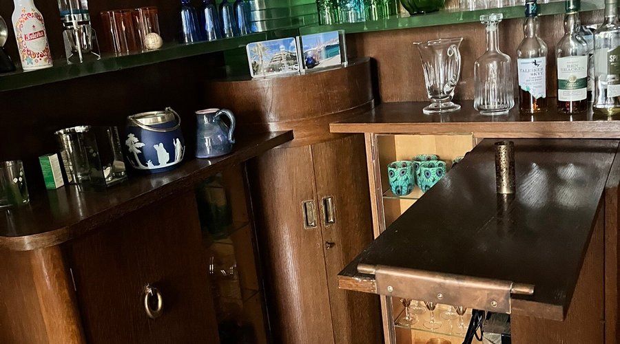 Le bar est une rareté, la table de salle à manger et le salon accessibles aux visiteurs.