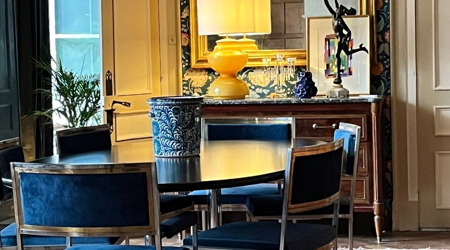 Le bar est une rareté, la table de salle à manger et le salon accessibles aux visiteurs.
