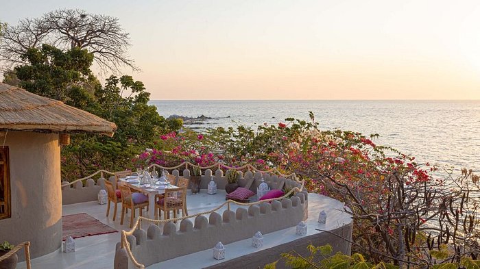 Al fresco dinner at Ndomo Private House, an exclusive-use villa for groups staying at Kaya Mawa