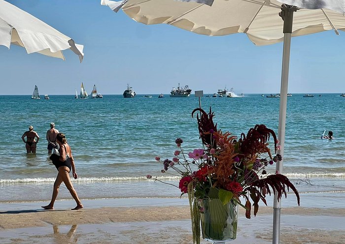 Ombrellone da spiaggia con tavolo e sacchetto di sabbia ancoraggio